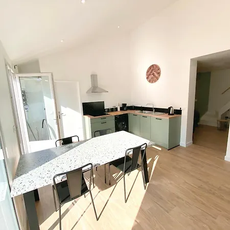 Private - Shared House - -tram- Train Br1-5 منزل للإقامة بيساك