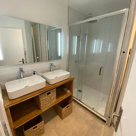 Private - Shared House - -tram- Train Br1-5 בית אירוח