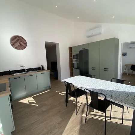 Private - Shared House - -tram- Train Br1-5 民宿