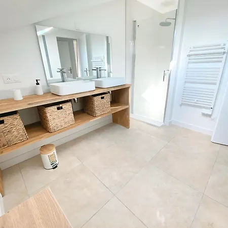 Private - Shared House - -tram- Train Br1-5 בית אירוח *