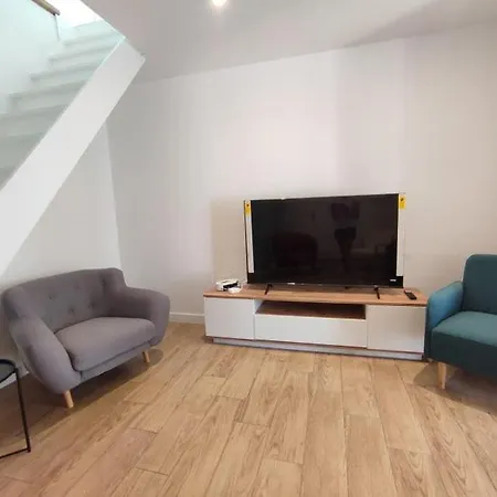 Private - Shared House - -tram- Train Br1-5 *