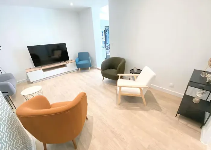 Private - Shared House - -tram- Train Br1-5 民宿