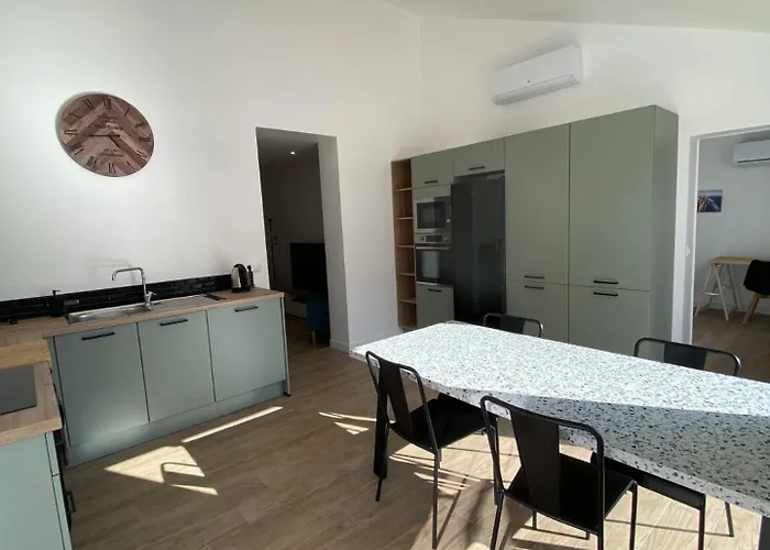 Private - Shared House - -tram- Train Br1-5 民宿