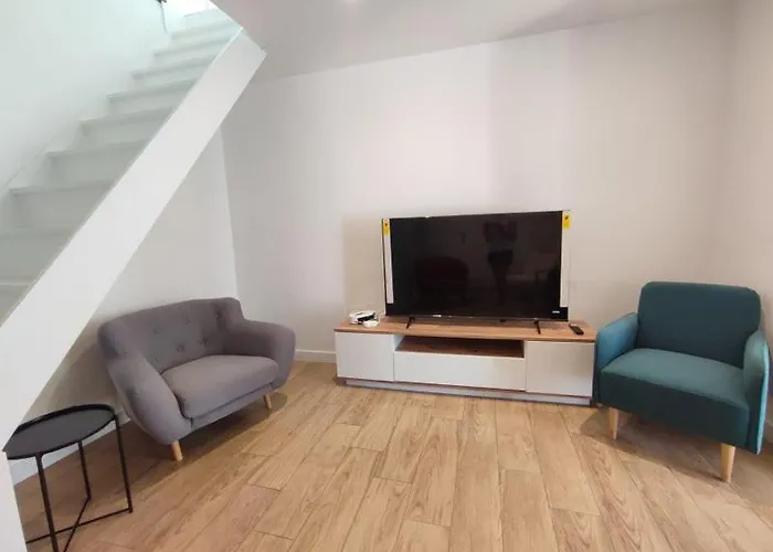 Private - Shared House - -tram- Train Br1-5 *